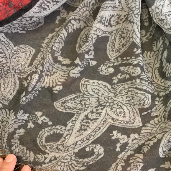 {Target}76”x 44” Sheer Grays/Blk/Red Floral Design Scarf - Picture 4 of 7